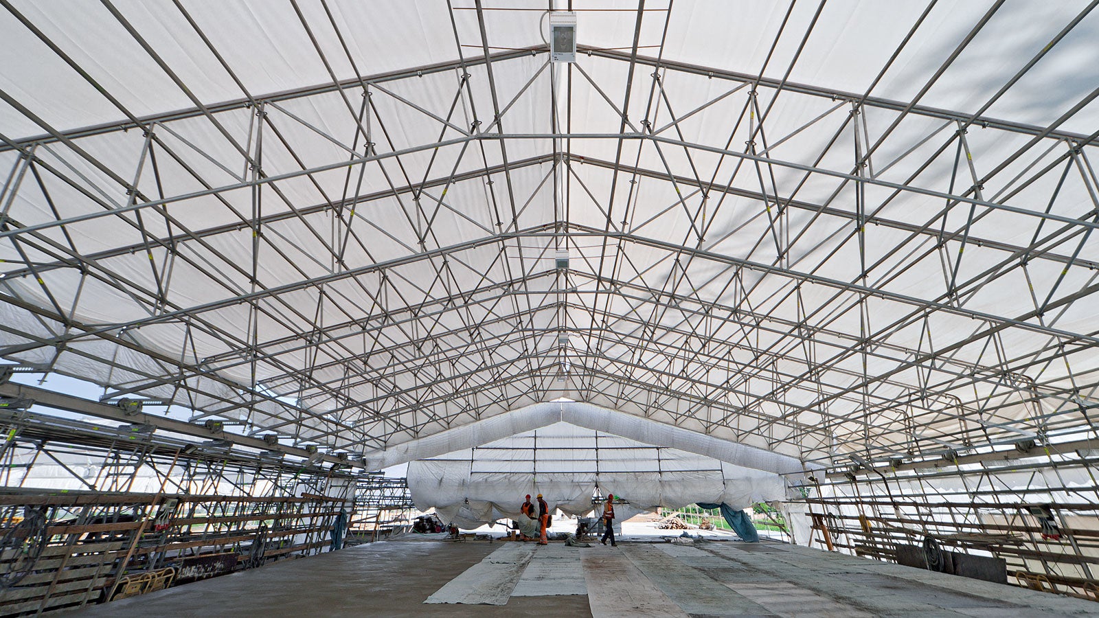 Reliable protection against the effects of the weather increase the efficiency and the quality of the site results.