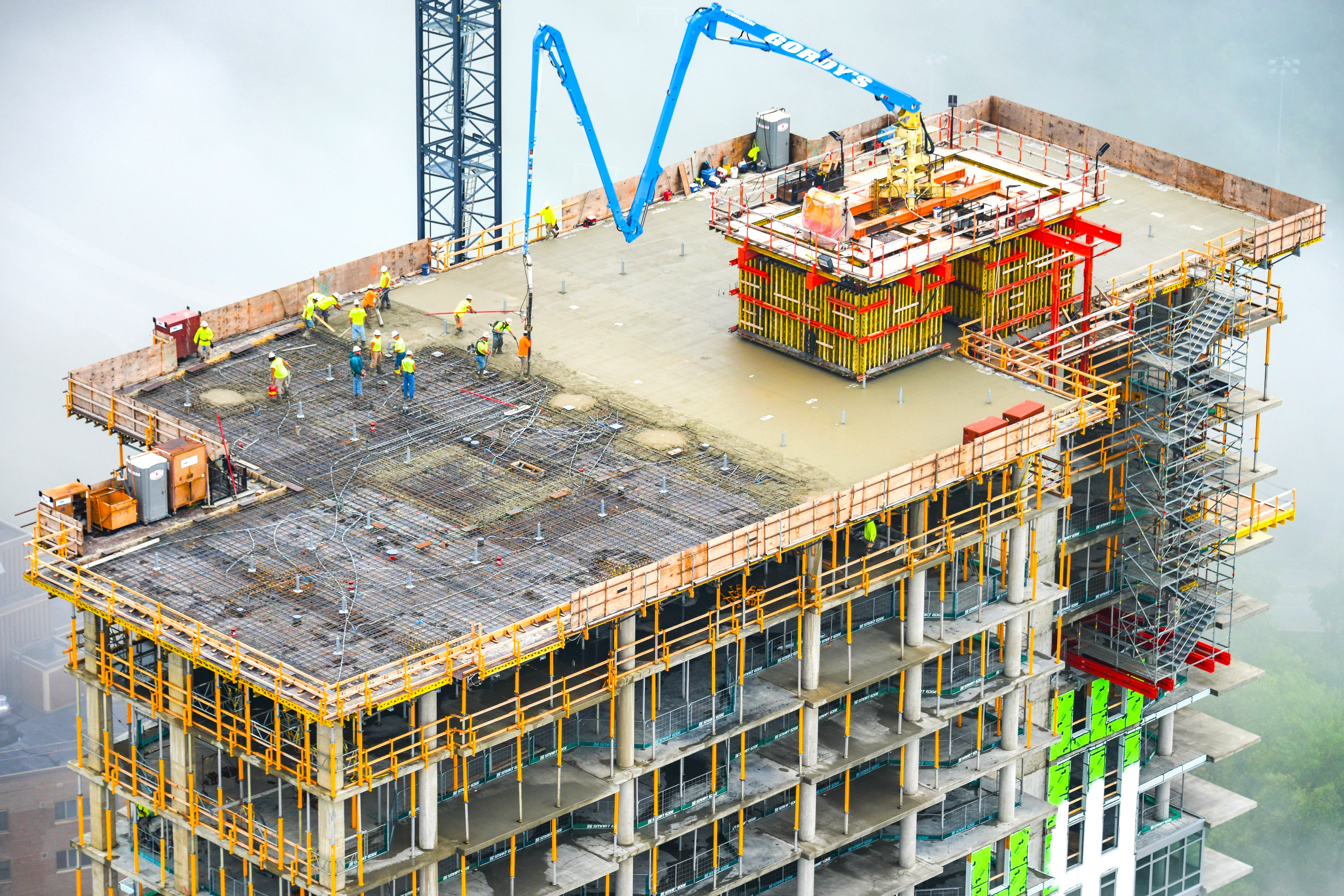 The formworks were configured to be self-climbing and suspended above the slab, ensuring the walls could be poured the same day as the slab.