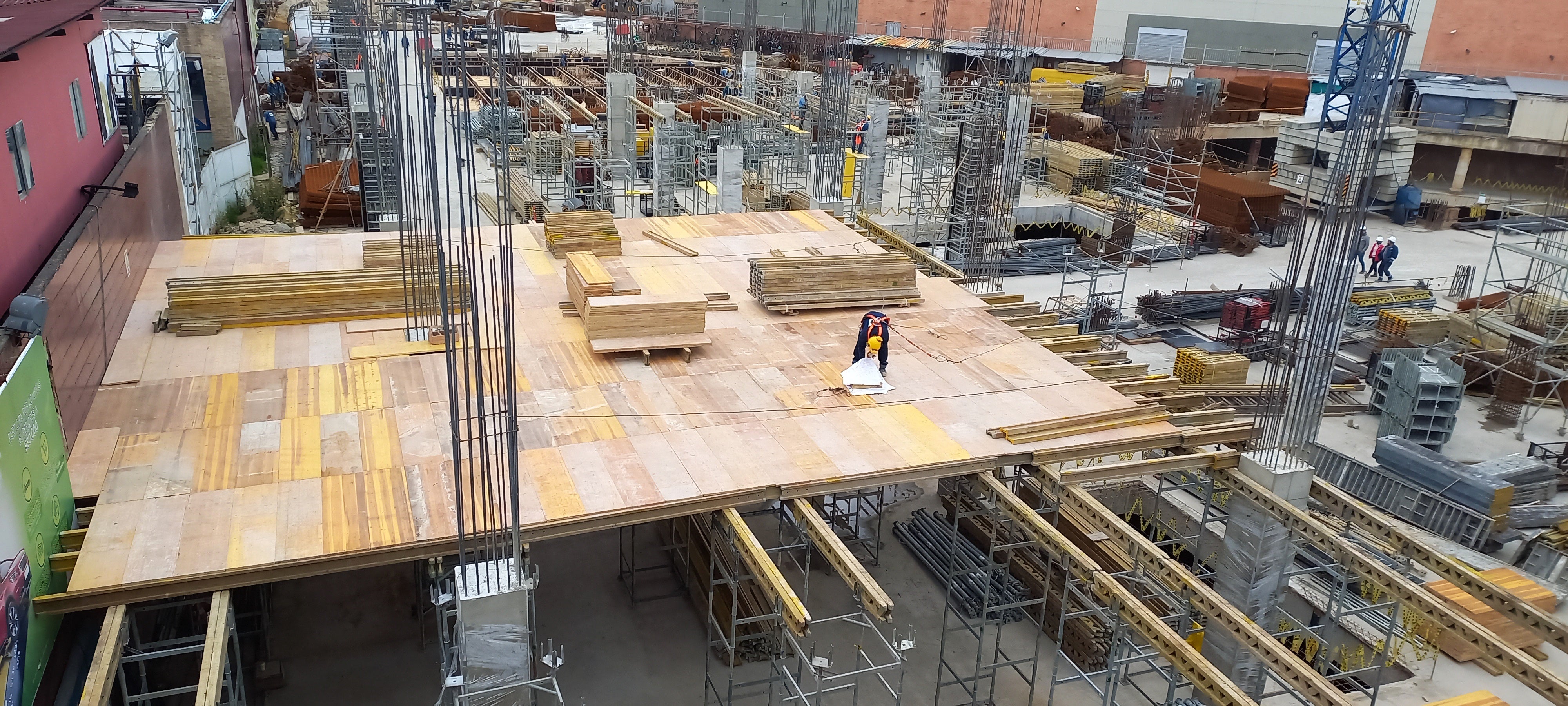 Sistema de encofrado para losas con vigas MULTIFLEX en combinación con la resistente torre de carga ST-100 y puntales PEP-ERGO.