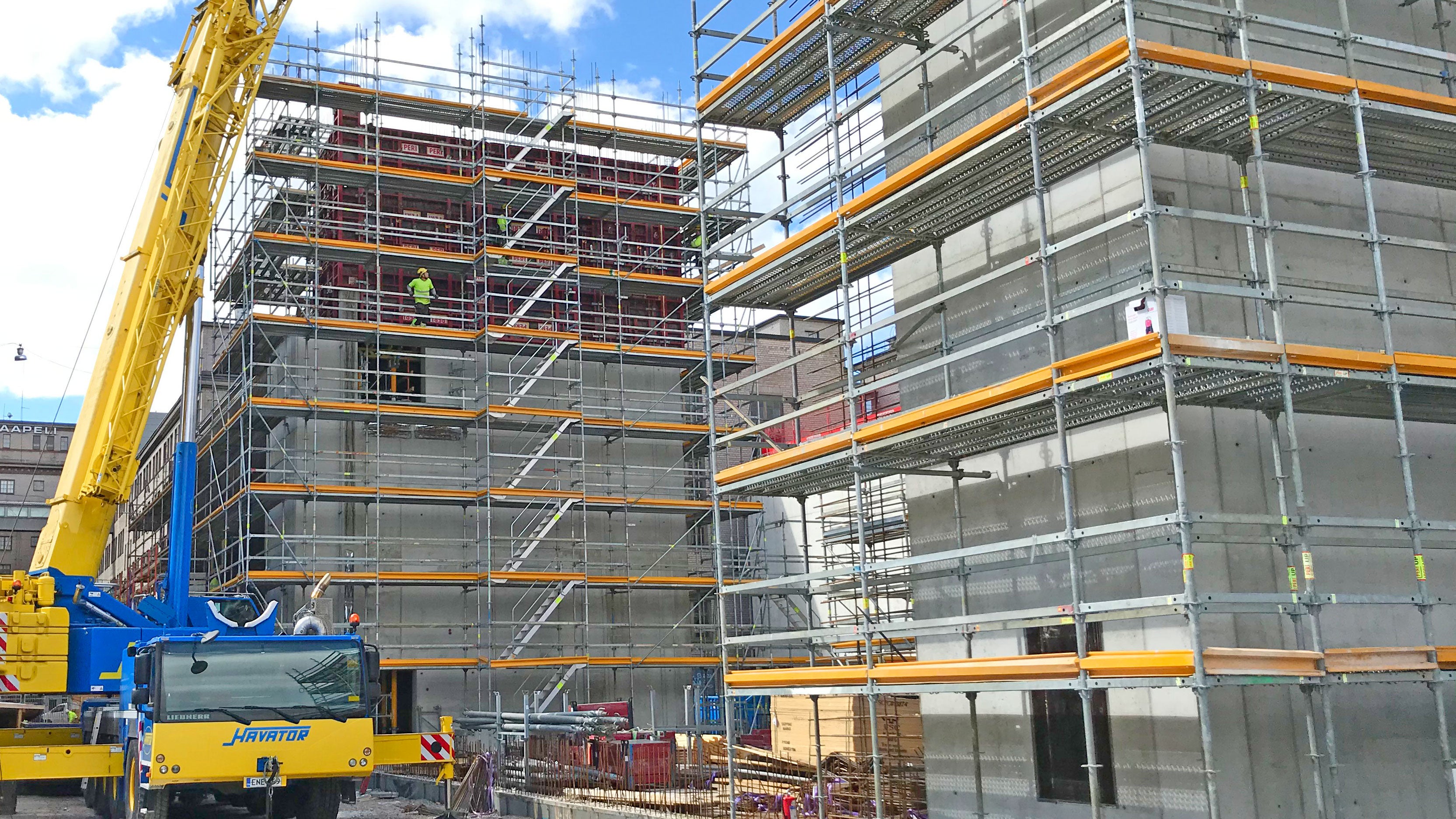 PERI UP -telineet toimivat tässä projektissa raudoitustelineinä, työtasoina, porrastorneina ja tuennassa. 