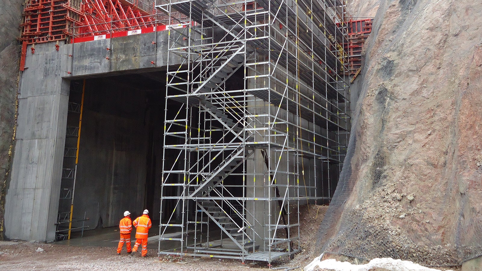 The structure is 30m high with five internal slabs. Construction was partially single sided (using SB Brace Frame) and partially double sided (using TRIO shutters)