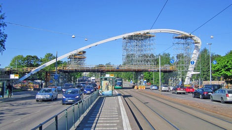 Auroran sillan huomaa kaariensa ansiosta jo kaukaa.