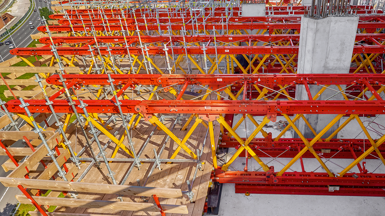 Damit die Auskragungen gebaut werden konnten, entwickelten unsere Ingenieure eine innovative Lösung mit unserem Rüstbinder VRB, der erstmals bei einem Hochhaus-Projekt zum Einsatz kam. <br/>