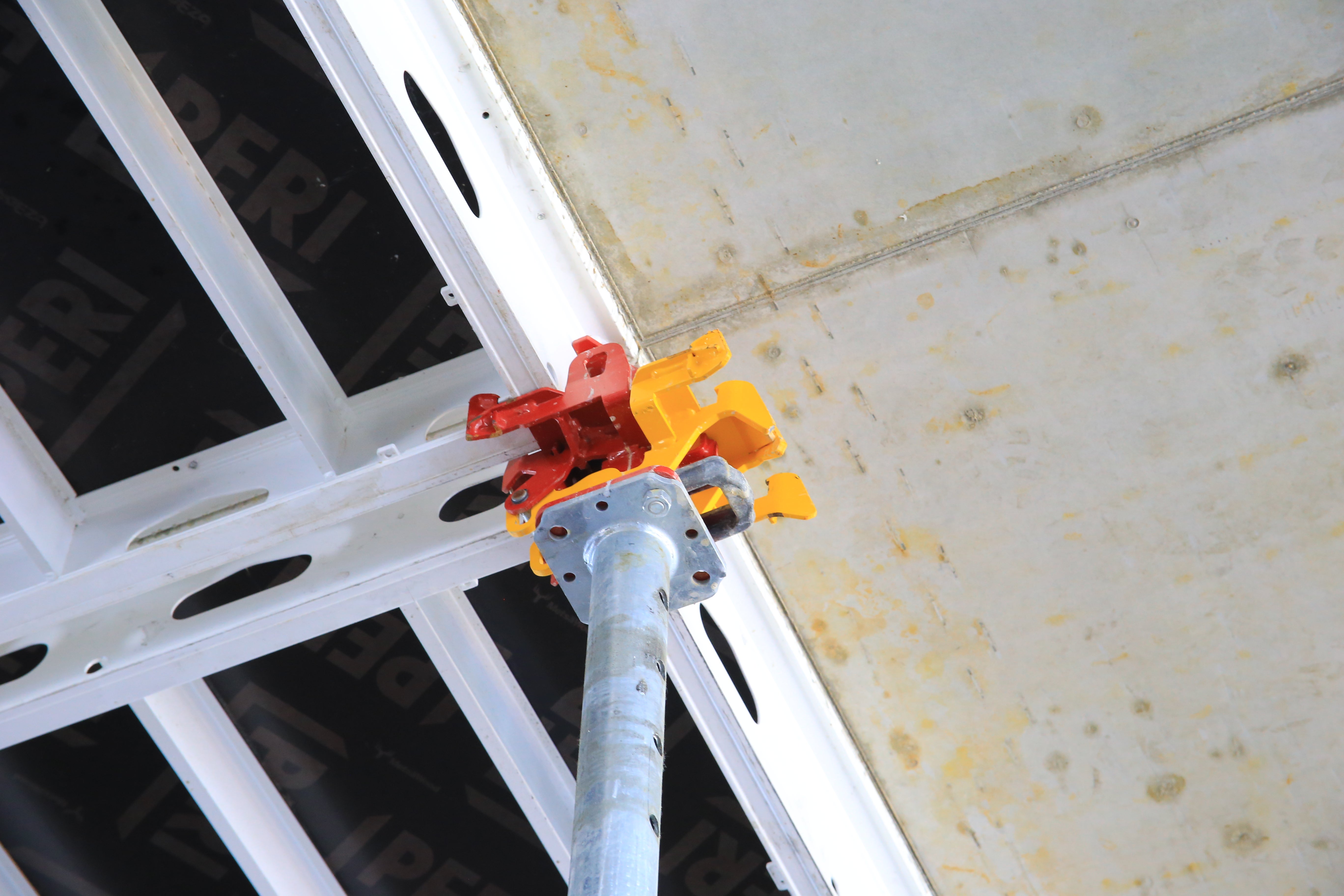 Une seule tête pour toutes les positions : la tête d’étai ou la tête de décintrement est également utilisable au niveau des rives et pour les changements de direction.