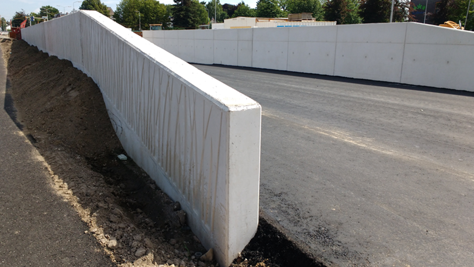 Rubberen mallen met “grasmotief” zorgen voor grassprieten in het beton, een leuk accent.