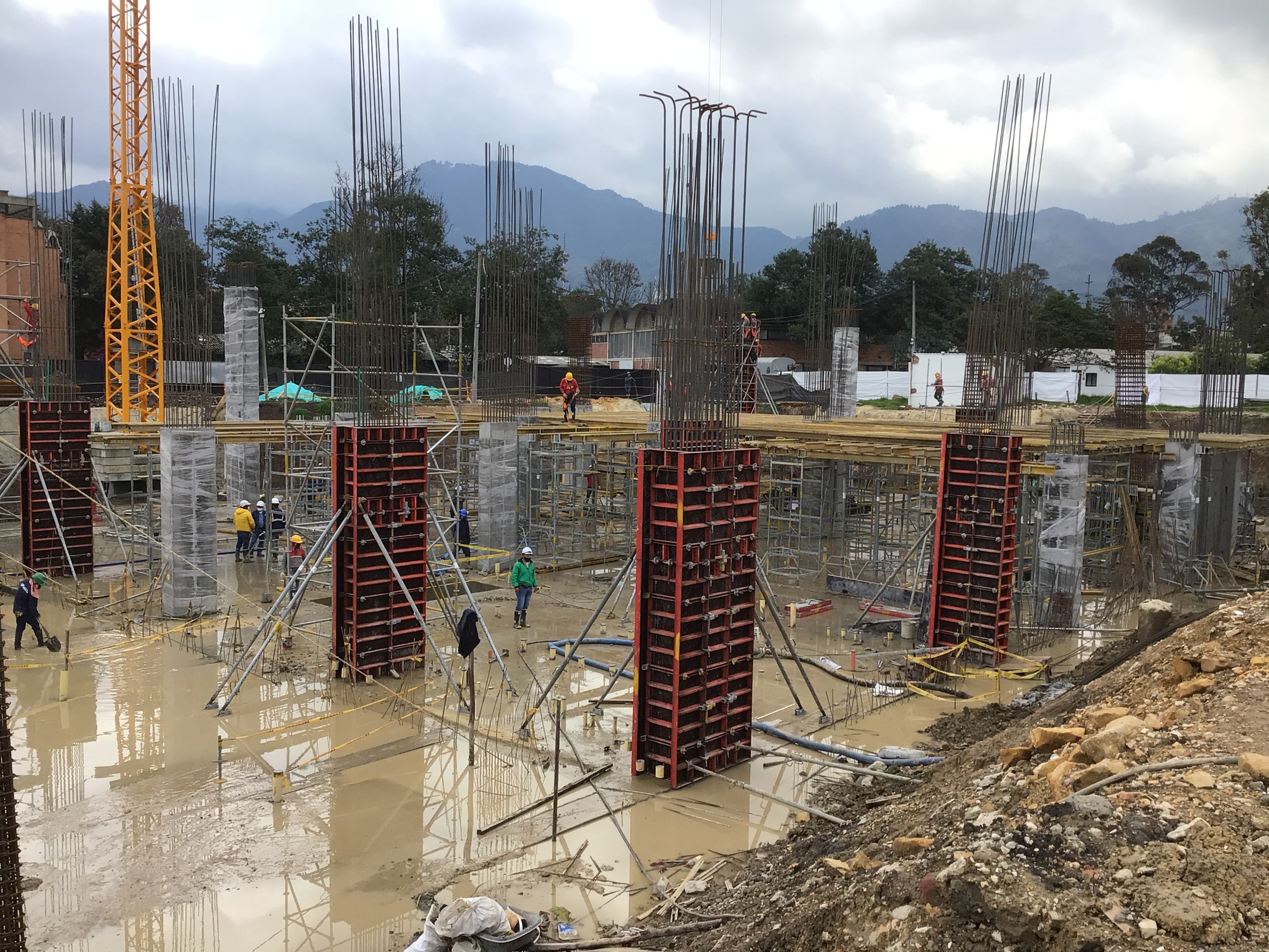 Columnas para el nuevo edificio de la facultad de artes encofradas de manera sencilla y racional con el versátil sistema de encofrado LIWA.