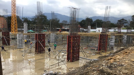 Columnas para el nuevo edificio de la facultad de artes encofradas de manera sencilla y racional con el versátil sistema de encofrado LIWA.