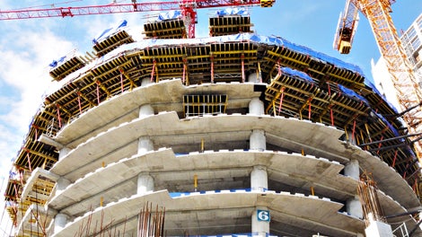 Around the central round core, the saw-tooth-shaped floors - including the down-stand beams - were formed trapezoidally with customized slab tables.