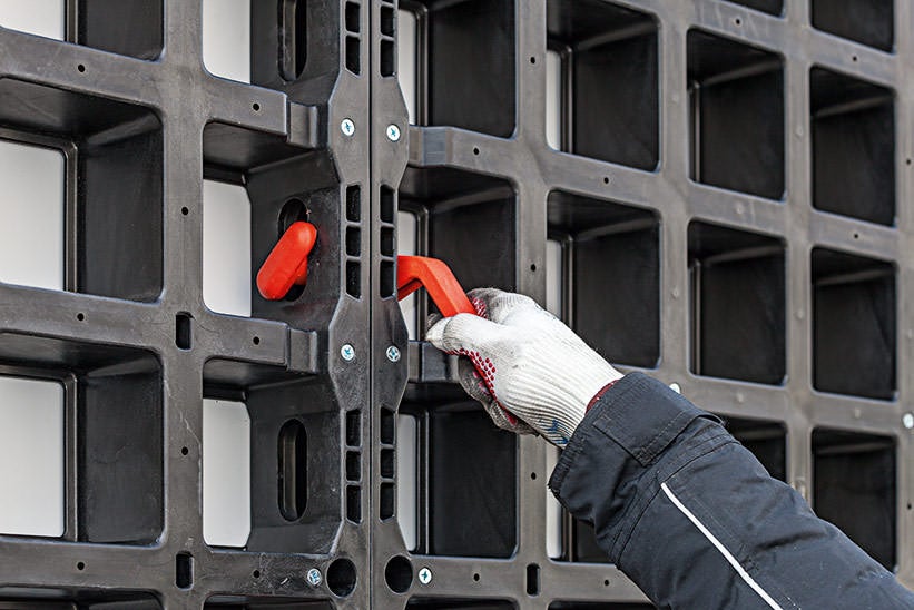 DUO was developed with the focus on a particularly simple application. The connector, which couples panels to each other as well as infills or corner elements, is an excellent example of implementing this simplicity.