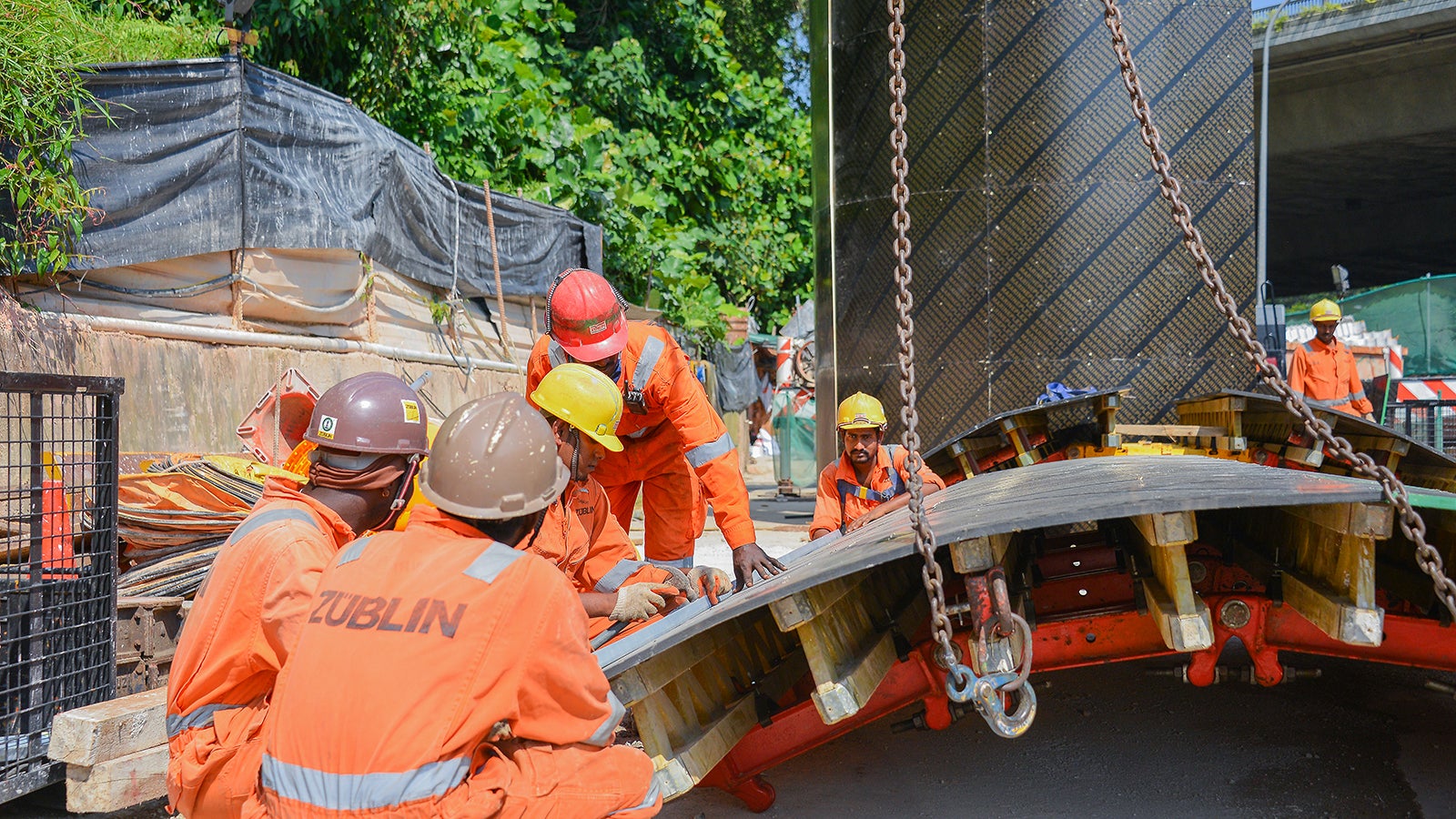 During panel assembly, the formlining joint of the panel is aligned radially with the centre line of the pint between the girders.