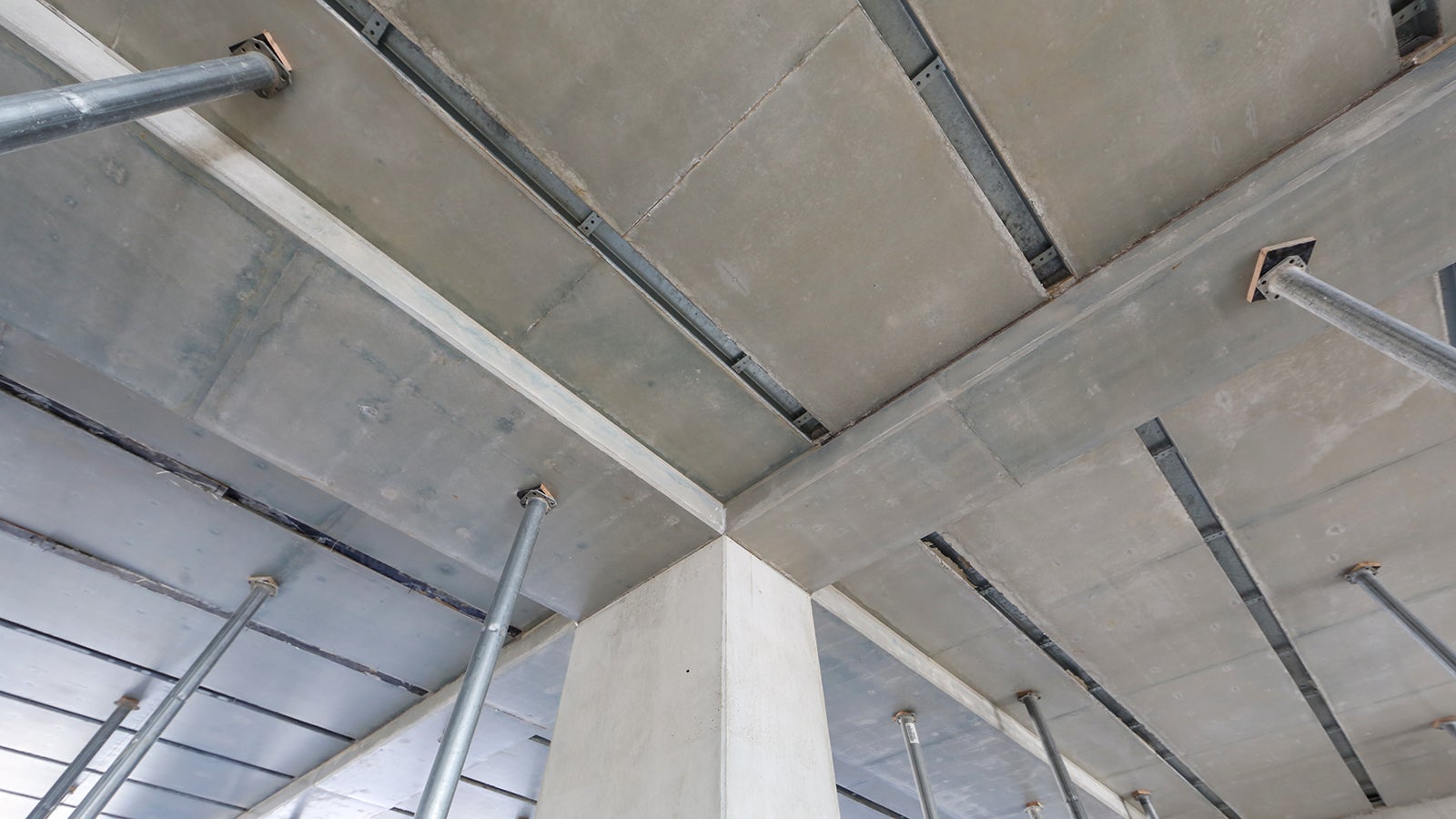 Wykończenie przerw roboczych w połączeniu elementów pionowych i poziomych konstrukcji.