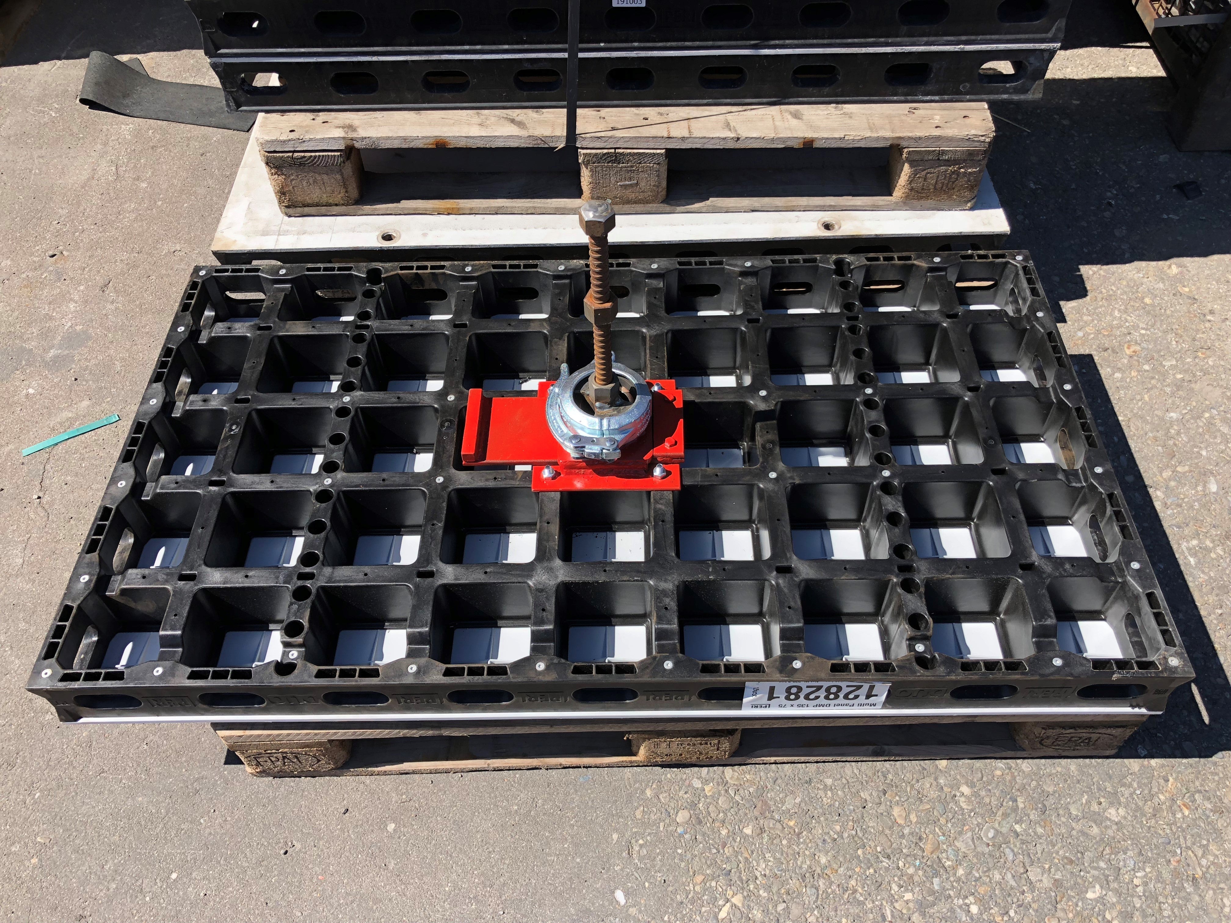 Le panneau DUO avec raccord pour pompe à béton a une dimension de 135 × 75 cm et est idéal pour un bétonnage efficace avec raccord direct à la pompe. Il dispose d’un raccord pour tuyau de réhabilitation ainsi que d’un raccord à coquille de 3 pouces pour un écoulement fluide du matériau. Lors de l’utilisation, une ventilation est nécessaire en présence d’une dalle existante, soit par le haut, soit par le coffrage de tête – celle-ci est réalisée sur chantier.<br/>