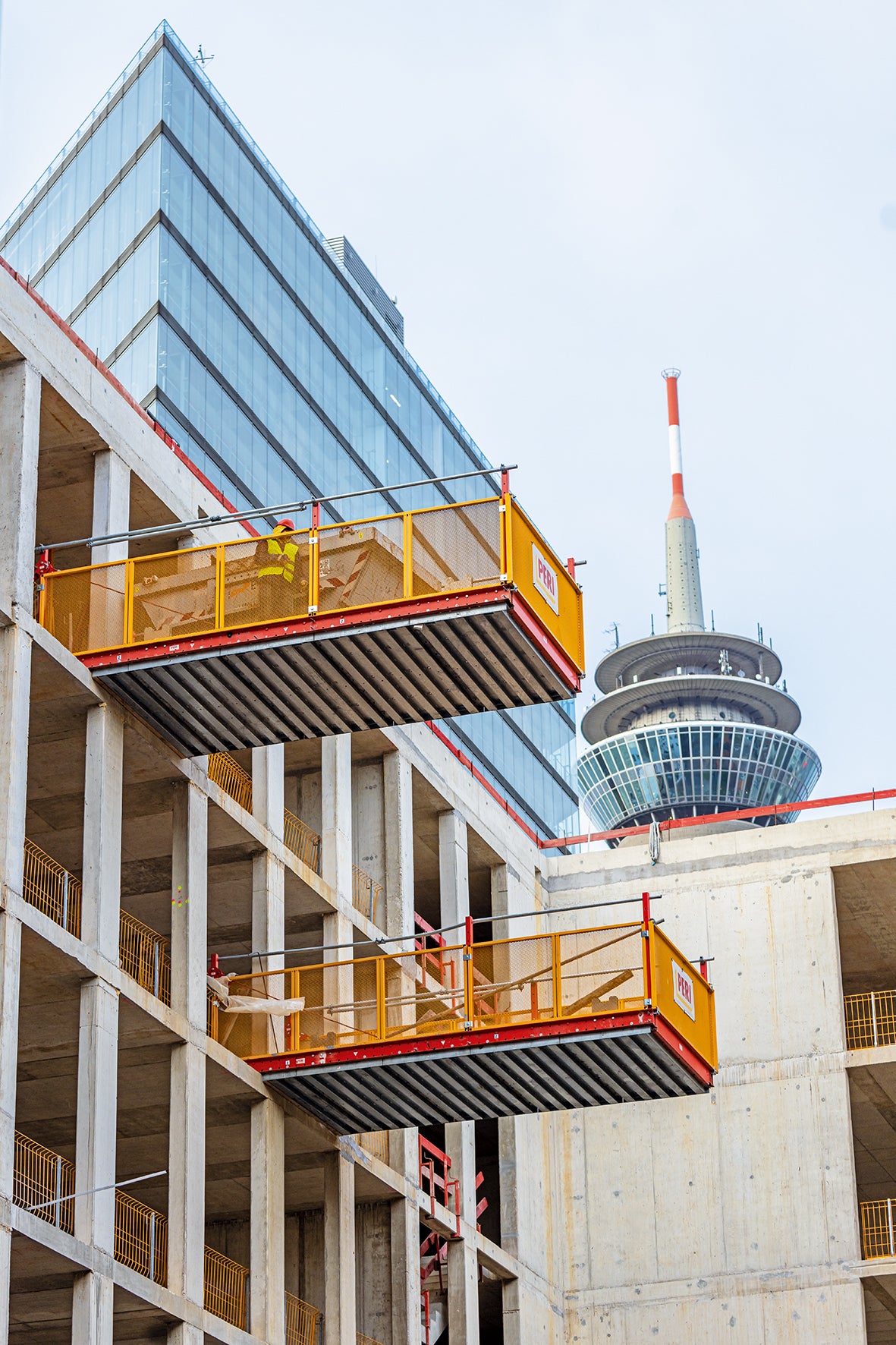 Kranversetzbare RCS MP Ausfahrbühnen dienten als temporäre Lagerfläche und zum Umsetzen von Lasten.