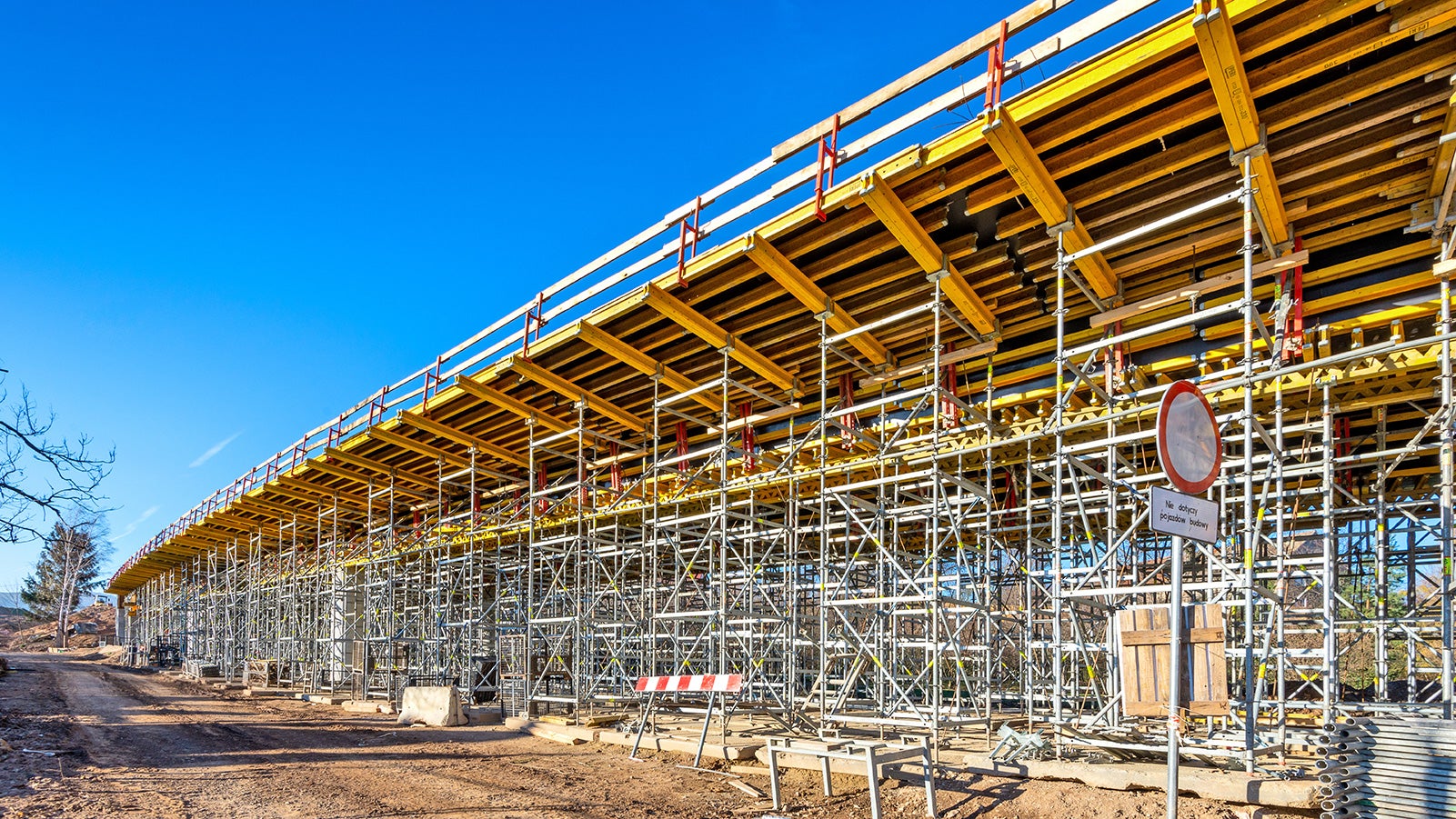 Ekonomia stosowania systemów deskowań PERI polega m.in. na optymalnym wyborze z palety elementów i dopasowaniu do potrzeb budowy, to wszystko przy założeniu niskich nakładów roboczych i dzięki łatwym i ergonomicznym rozwiązaniom PERI. Wybrano dwa systemy wież podporowych zależnie od geometrii i obciążeń, minimalizując tym samym ilości sprzętu do rotacji na budowie.