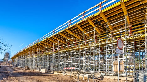 Ekonomia stosowania systemów deskowań PERI polega m.in. na optymalnym wyborze z palety elementów i dopasowaniu do potrzeb budowy, to wszystko przy założeniu niskich nakładów roboczych i dzięki łatwym i ergonomicznym rozwiązaniom PERI. Wybrano dwa systemy wież podporowych zależnie od geometrii i obciążeń, minimalizując tym samym ilości sprzętu do rotacji na budowie.