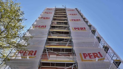 Fasádní lešení okolo severní věže.