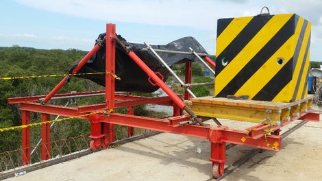 La versatilidad del sistema VARIOKIT acompañado de piezas especiales de acuerdo a la necesidad de cada proyecto, permite generar soluciones como este carro de desencofrado que se desliza a través de canales ubicadas a lo largo del viaducto Gran Manglar. 