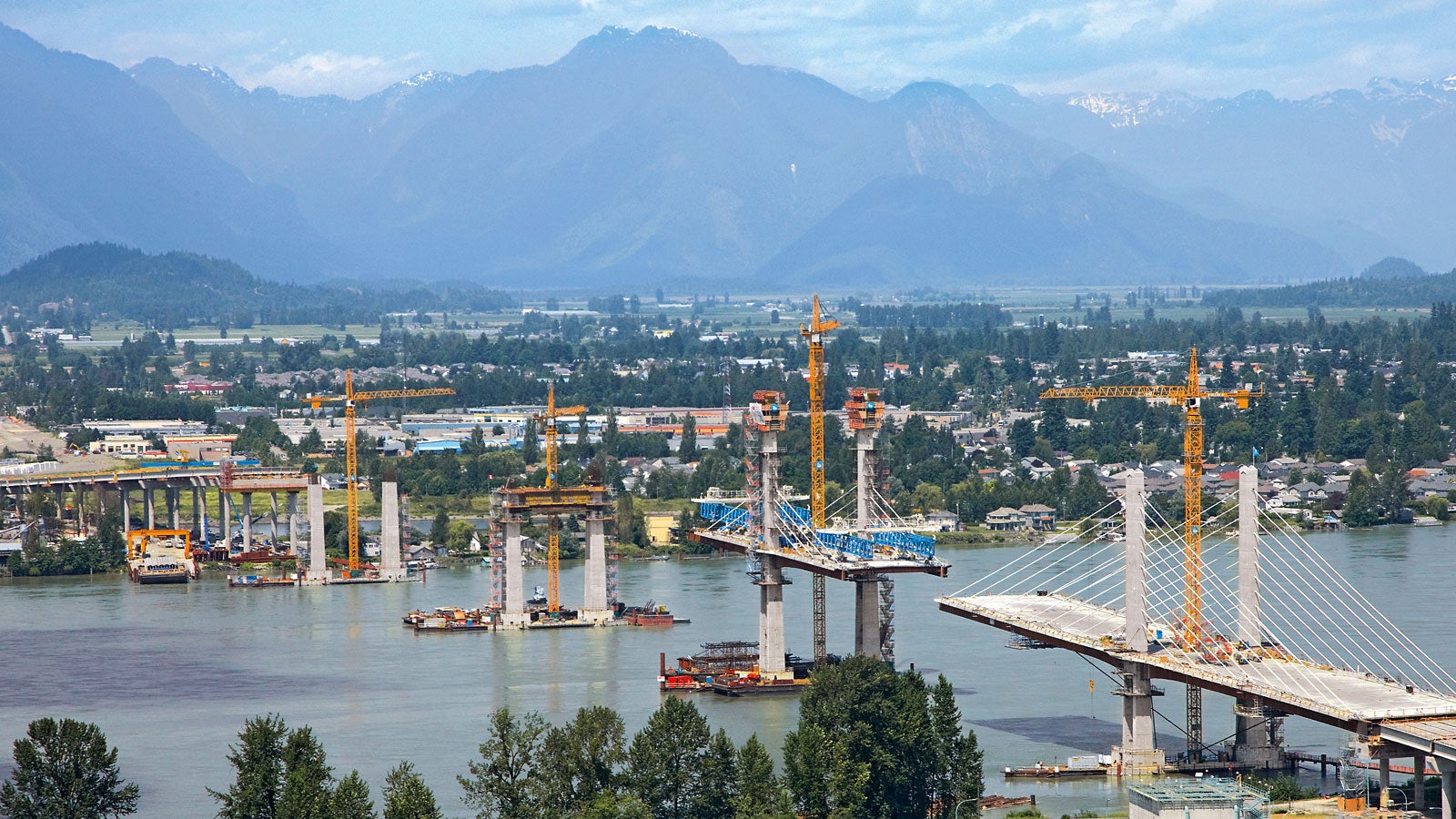 The almost one kilometre long cable-stayed bridge over the Fraser River is the core element of the 13 kilometre long highway project.