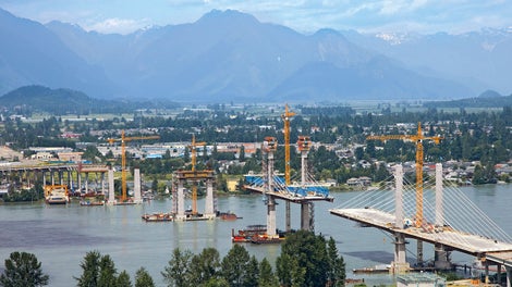 The almost one kilometre long cable-stayed bridge over the Fraser River is the core element of the 13 kilometre long highway project.