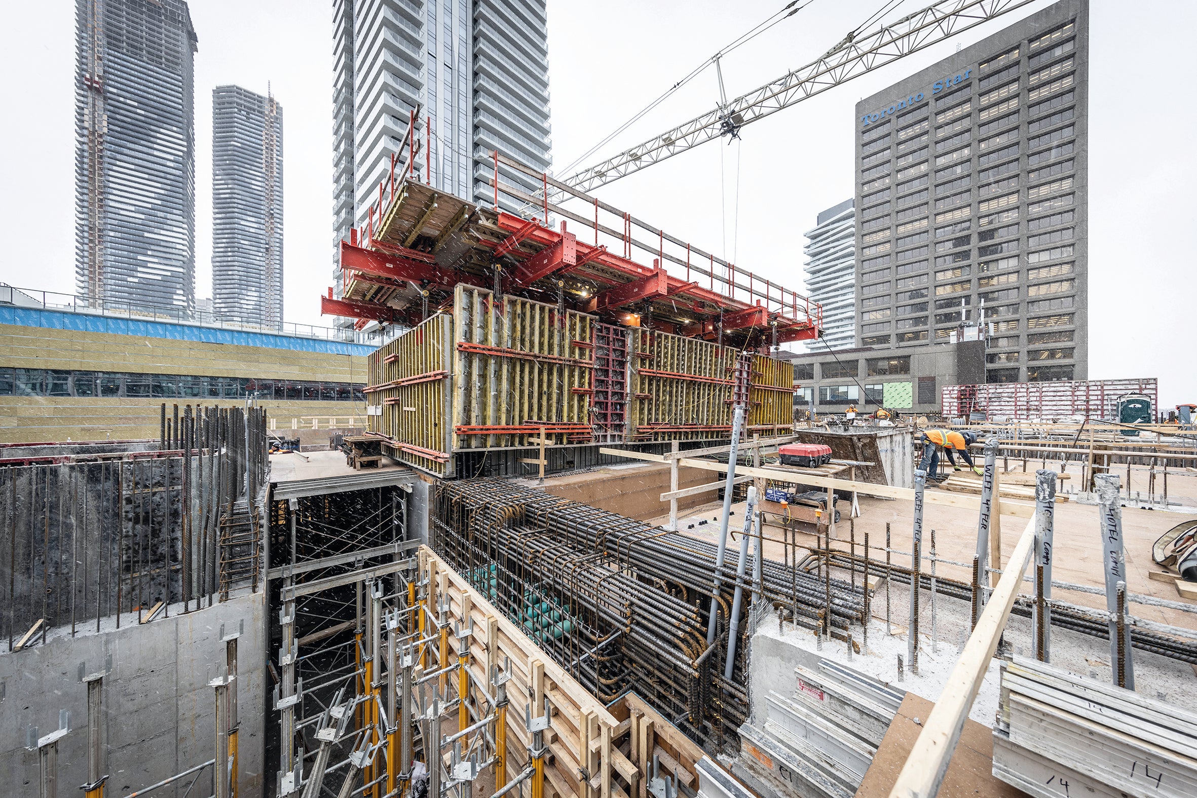 The ACS Core 400 system was chosen for its ability to lift the formwork and working platforms of the elevator and stair core between floors without requiring the tower crane and with minimal labour.