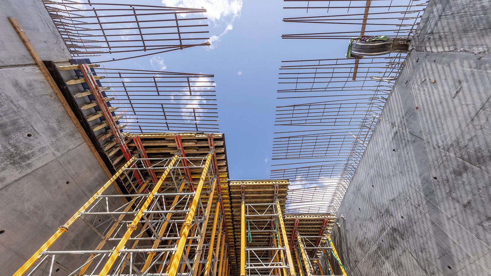 MULTIPROP Shoring Towers are used as a supporting structure for concreting the tunnel roof, allowing that this work can be carried out safely.