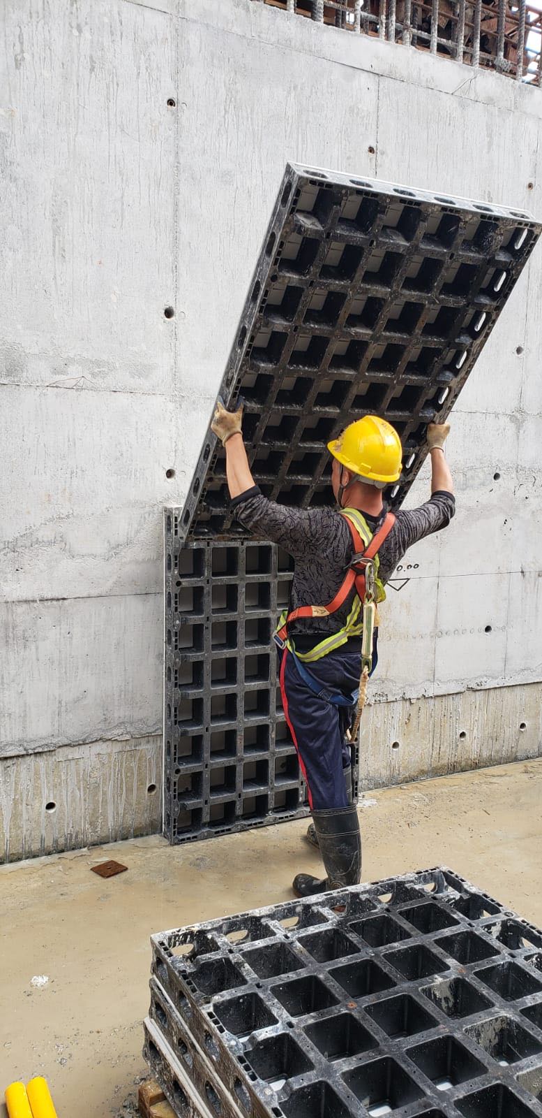 Crane-free dismantling of formwork
