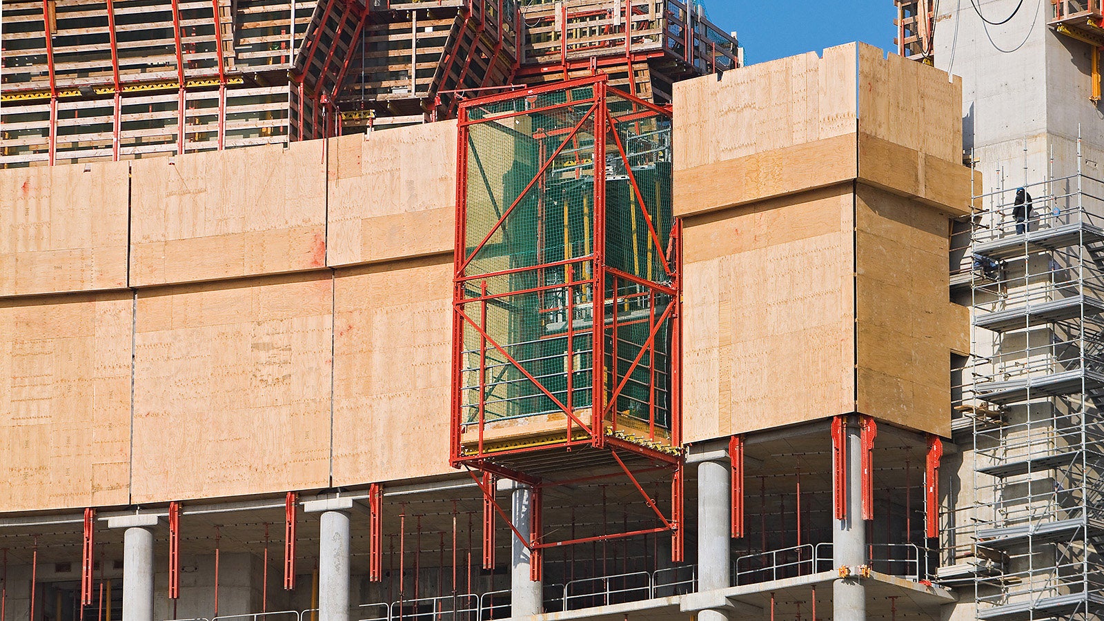 The RCS climbing protection panel from PERI provided complete enclosure and safety against falling for the upper floors under construction whilst the integrated RCS Lift ensured crane-independent transport of materials.