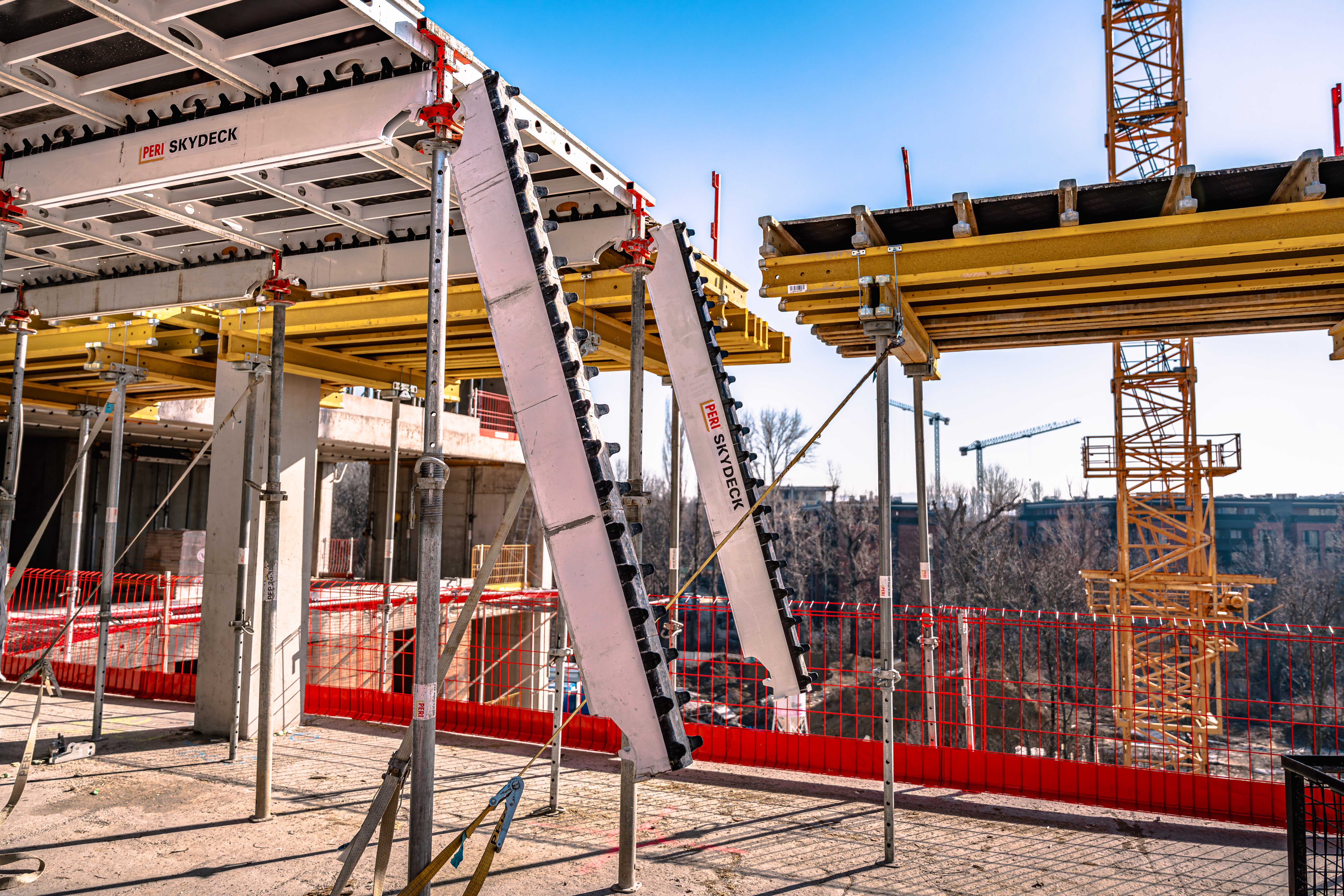 Комбинирано приложение на панелен кофраж SKYDECK за плоча и едроплощни модулни маси за периферни греди.