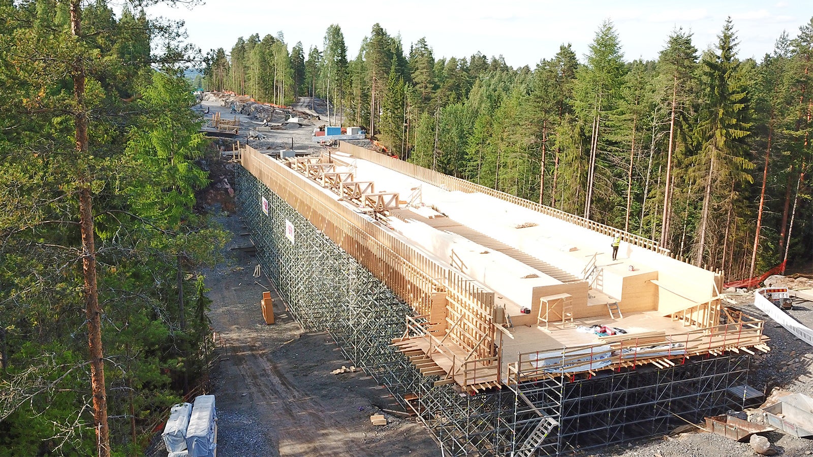 Silta on osa Tampereen raitiotietä.