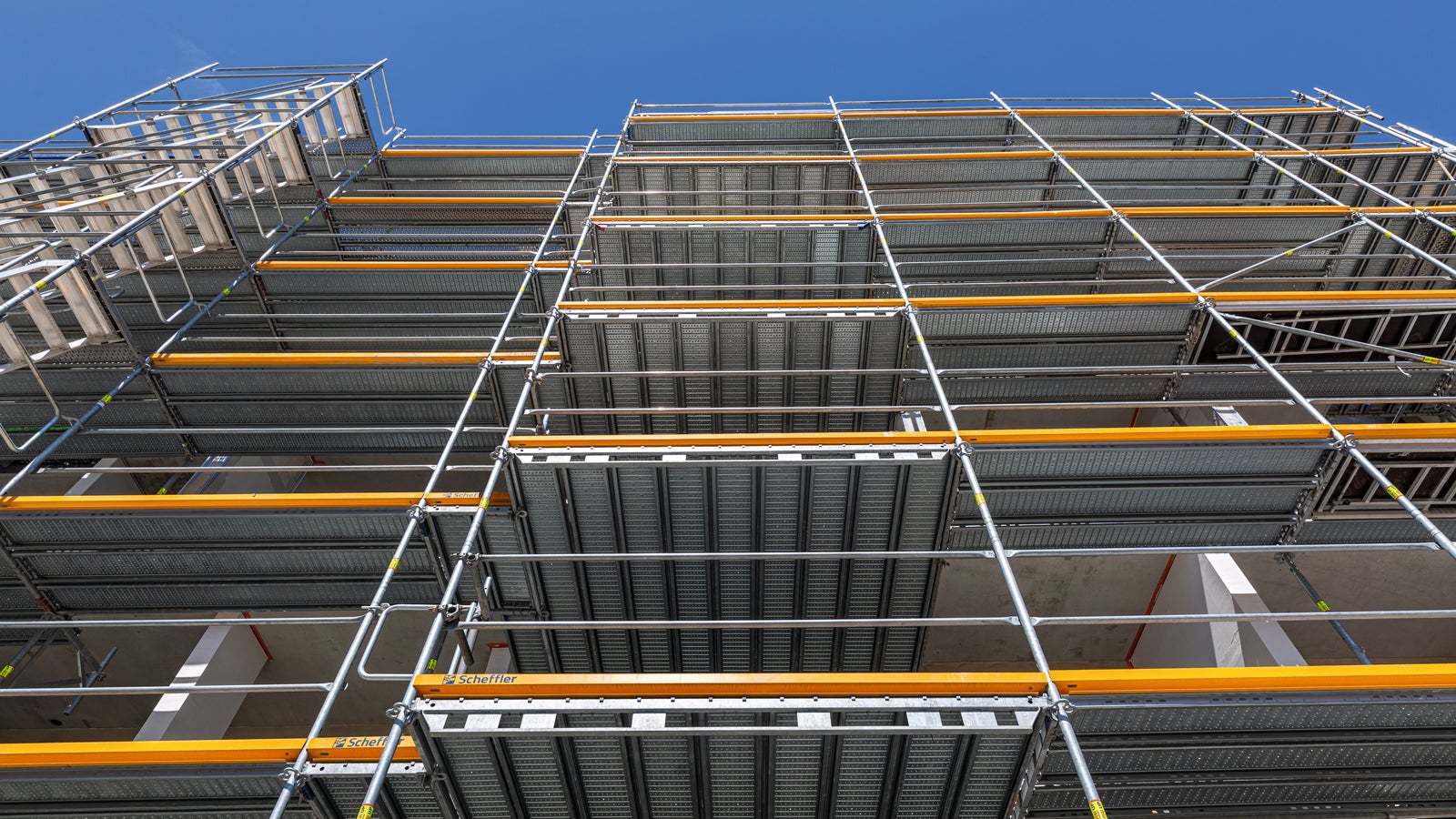 Ширина настилов составляет 25 и 33 см