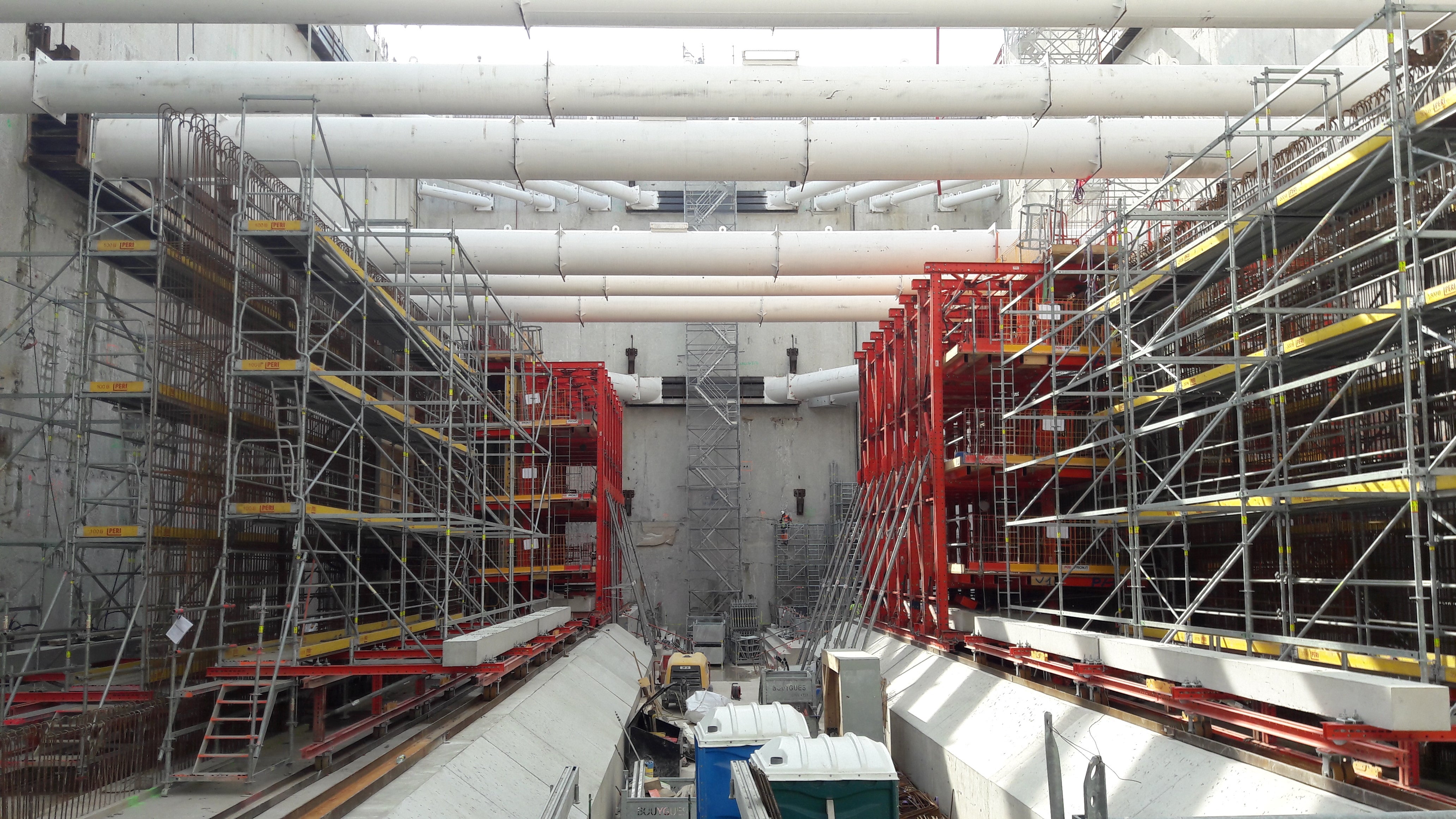 La Gare des Ardoines à Vitry-sur-Seine : réalisation des voiles intérieurs en béton architectonique sur portique roulant.