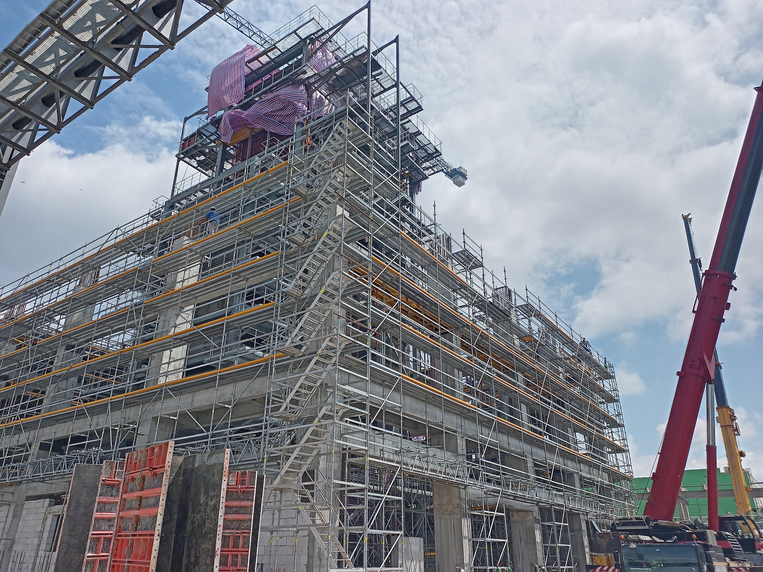 Изнасянето на стълбищния модъл извън равнината на скелето е възможност модулната система PERI UP Flex