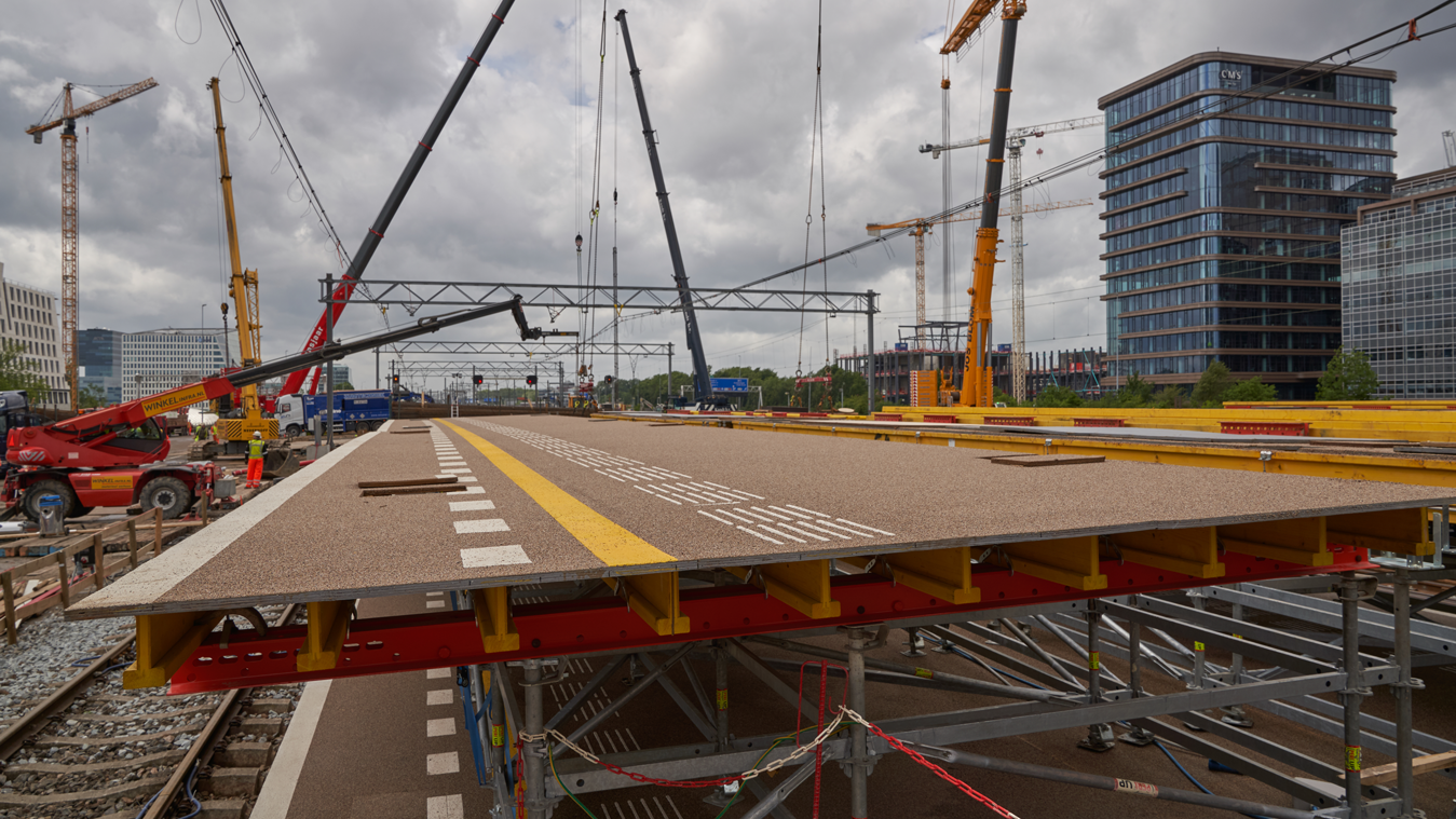 De grote perronelementen worden nauwkeurig op zijn plaats gehesen en op het onderstel geplaatst.