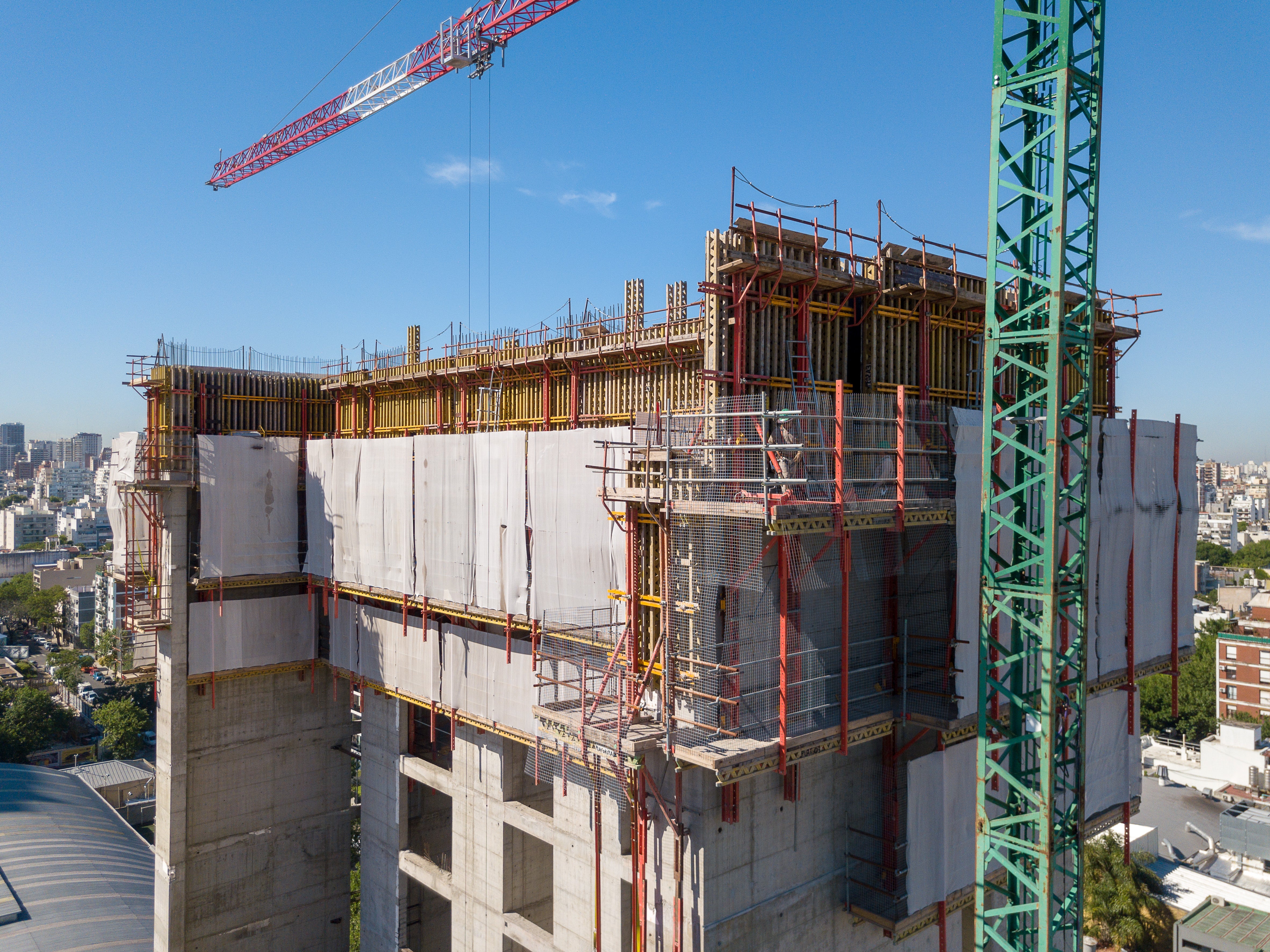 Sistema autotrepante RCS para encofrados de tabiques de núcleo (Sistema VARIO). No necesita el uso de grúa. 