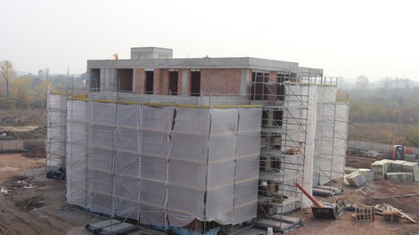 Фасадно скеле PERI UP Easy в комбинация с модулната система PERI UP Flex