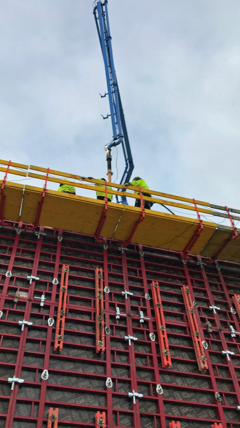 TRIO Støbeplatforme for god arbejdsrum i stor højde. Begge sider for optimal ergonomi under vibrering af betonen.