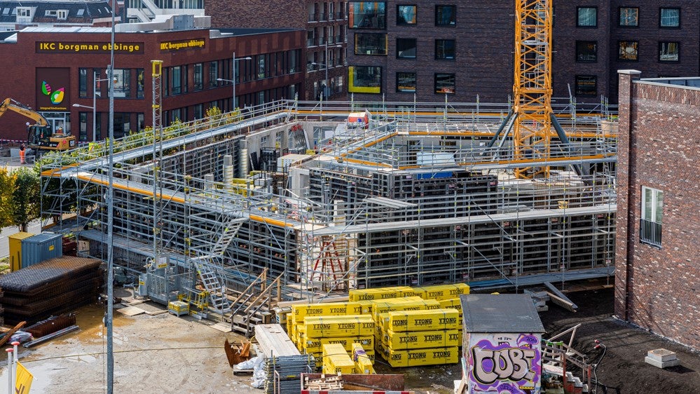 Onderdeel van het Ebbingekwartier is het Ebbingehof, een bijzondere woongemeenschap, met een bijzondere vorm. Hierbij is PERI UP Flex toegepast.