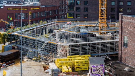 Onderdeel van het Ebbingekwartier is het Ebbingehof, een bijzondere woongemeenschap, met een bijzondere vorm. Hierbij is PERI UP Flex toegepast.