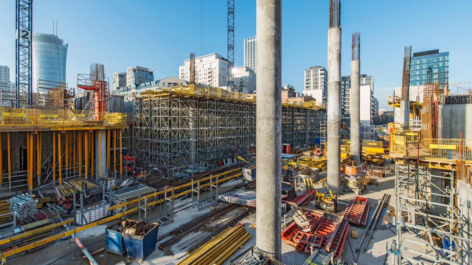 Mennica Legacy Tower - budynek East. Okrągłe słupy wysokie wykonane stalowymi formami SRS. Fot. arch. Golub Gethouse sp. z o.o.<br/>