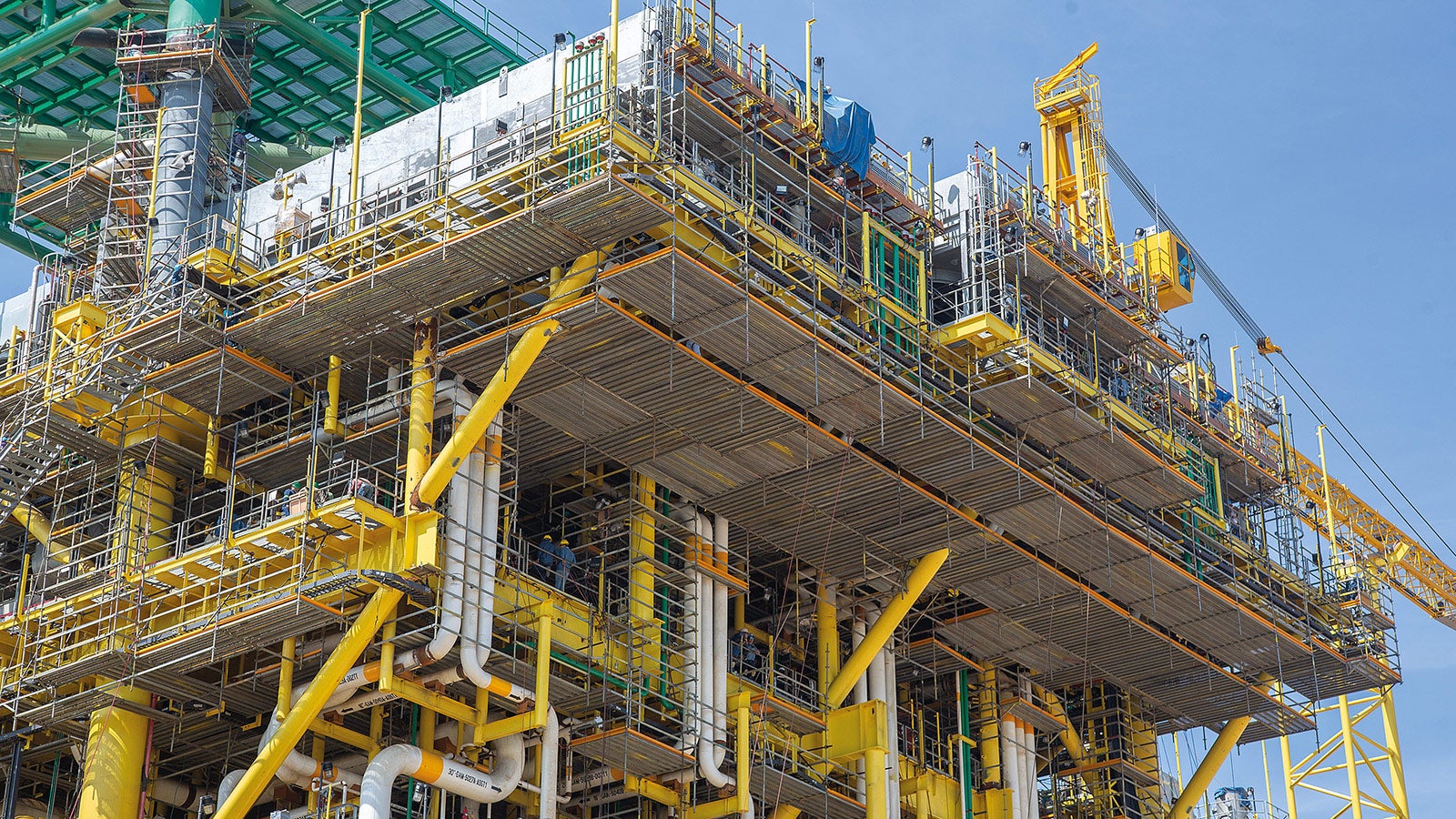 It was possible to adapt the suspended working platforms variably in 25 cm increments to account for the gaps between the steel girders. Scaffold tubes and couplings were used to fix them to the steel girders of the platform.