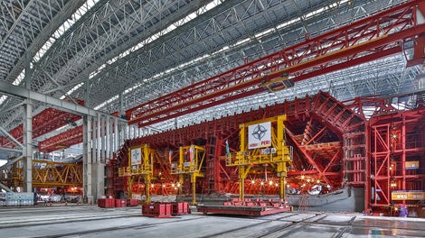 Jedes Tunnelelement besteht aus acht jeweils 22,50 Meter langen Segmenten, die ankerlos, unter Einhaltung strengster Maßtoleranzen in einem Arbeitstakt gegossen wurden.