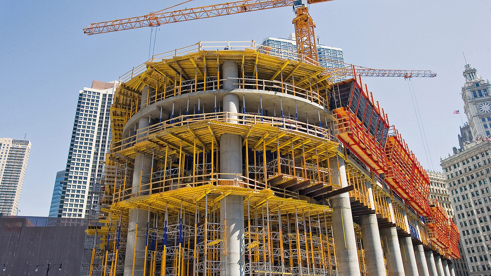 Para o apoio à construção dos andares inferiores, foram utilizados 16.900 adereços de alumínio 16.900 MULTIPROP e 2.600 adereços de aço PEP ao mesmo tempo.