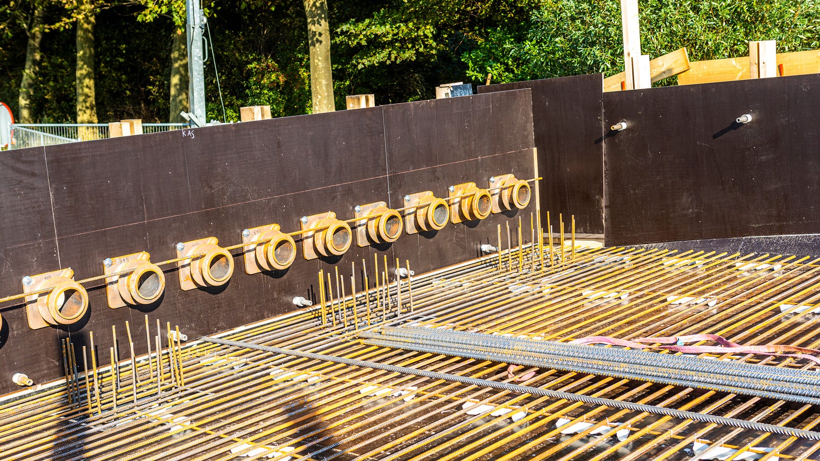 In de traditionele randkist zijn de voorzieningen aangebracht om de brug te voorzien van voorspanning.