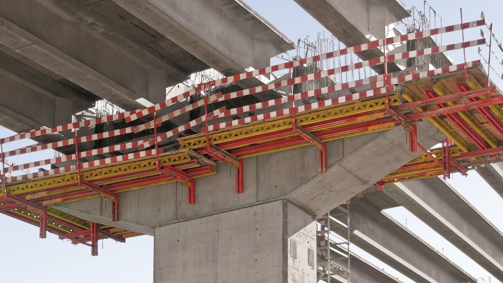 V2 (Rib.ª da Mata) - Plataformas de trabalho PERI VARIO nos capitéis. Torre de escadas PERI UP ROSETT.