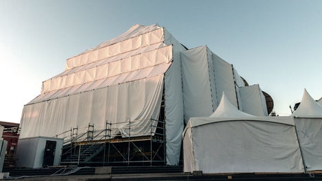 Белый тент, который закрывает тыльную и боковые стороны сцены, крепится к конструкции через люверсы. Так как конструкция в завершенном виде представляет собой практически замкнутый объём, то ветровые нагрузки распределяются по всей поверхности тента более равномерно.