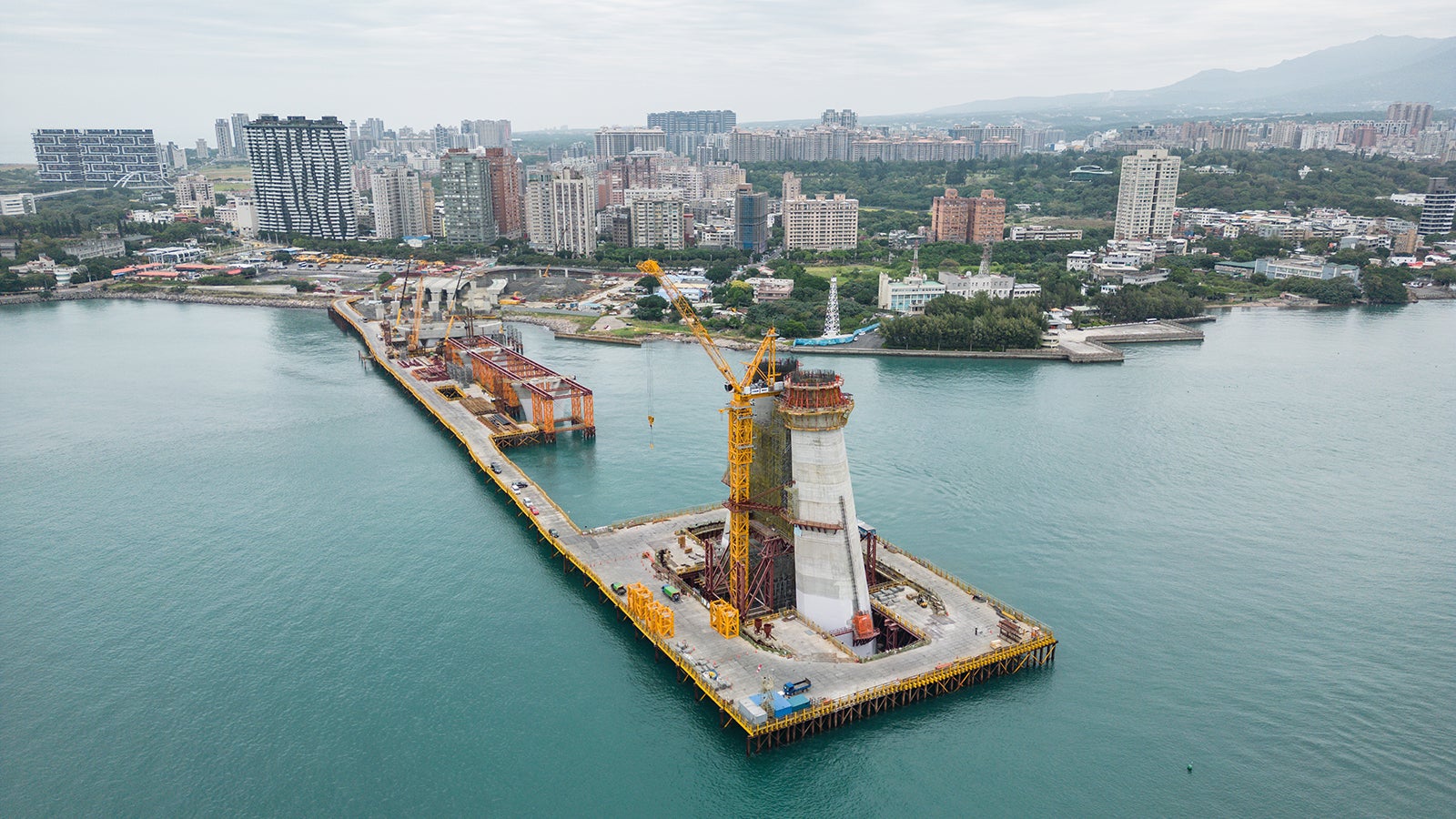 An der Mündung des Tamsui Flusses in Taipei entsteht die Danjiang Brücke. PERI Systeme unterstützen die Entstehung des Pylons in deren Mitte.<br/>