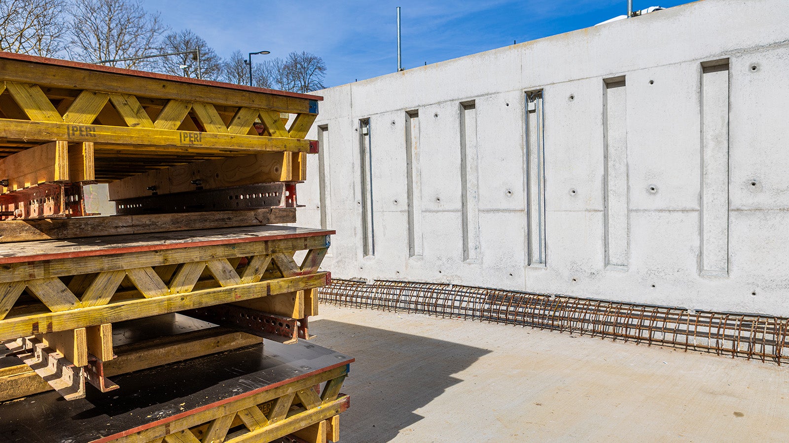 In de gebogen betonwanden zijn repeterende sparingen gerealiseerd, uitgevoerd in zichtbeton. Hiervoor zijn op maat geproduceerde vuldozen via DataForm.Work ingezet.