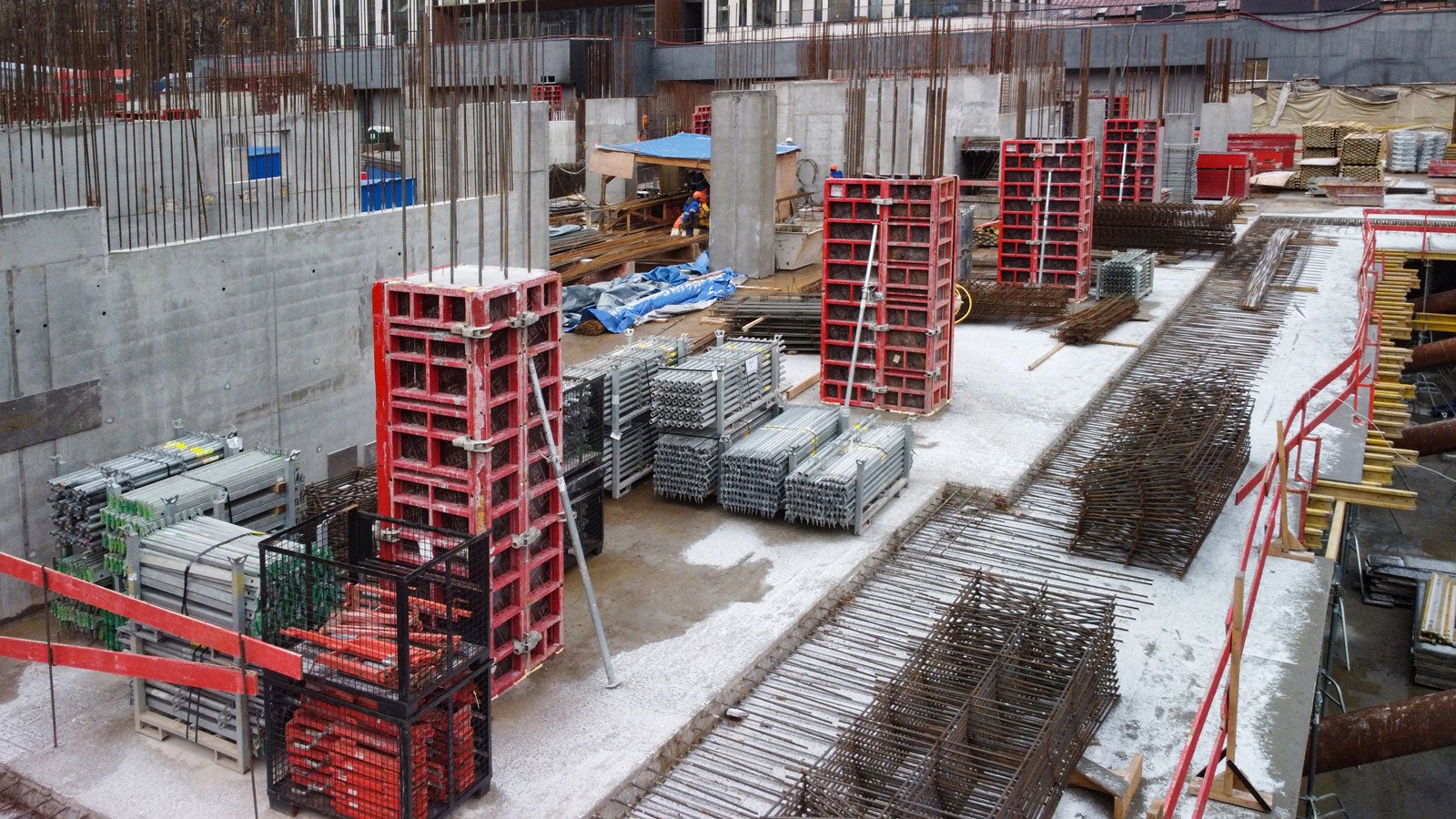 Наличие монтажных ручек сокращает время сборки опалубки до 15%, как следствие уменьшаются трудозатраты или увеличивается темп сборки. 