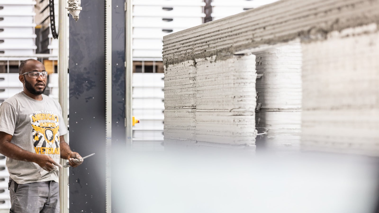 With the 3D construction printer, you can produce concrete structures quickly and cost-effectively without formwork.