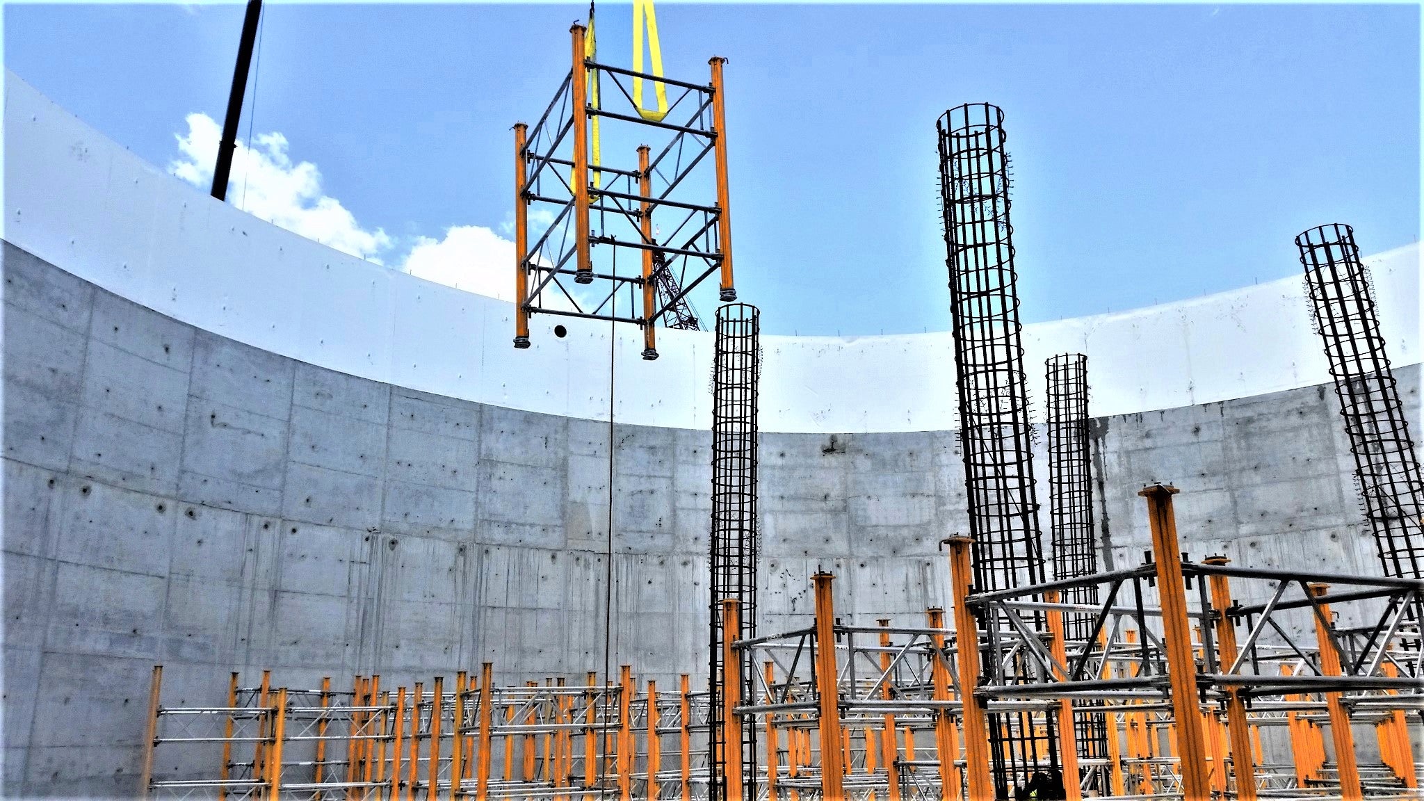 RUNDFLEX was used to form the round walls of the digester tanks and 42' tall stacked MULTIPROP were used to support the slab formwork. 
